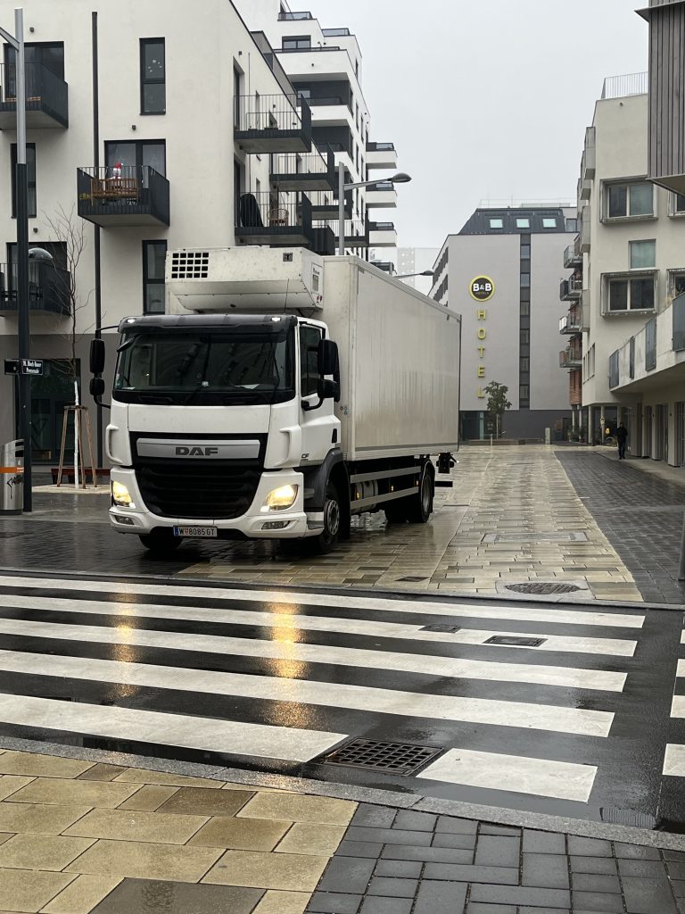 Ein LKW von Transportprinz MOS auf einer nassen Straße nach einem Kühltransport