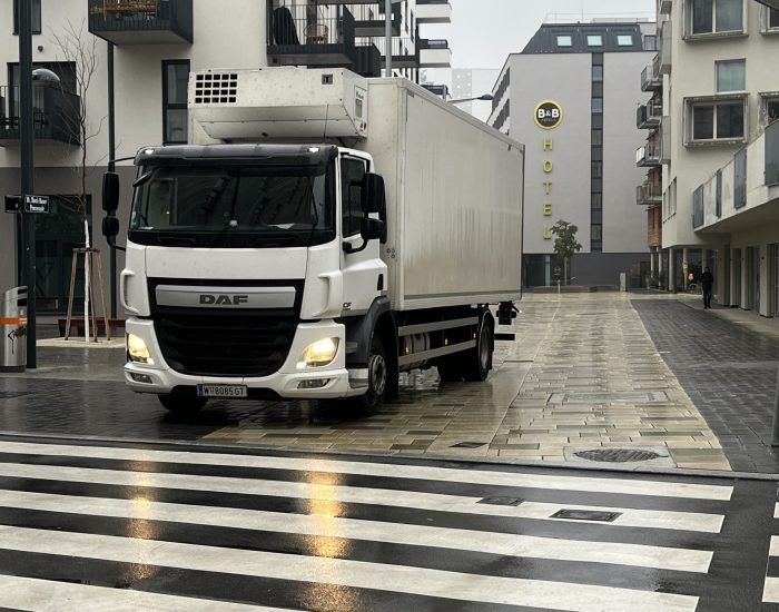 Ein LKW von Transportprinz MOS auf einer nassen Straße nach einem Kühltransport